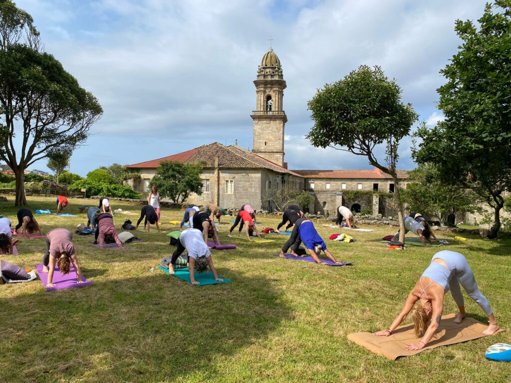 Sesiones de yoga en el Real Mosteiro de Oia