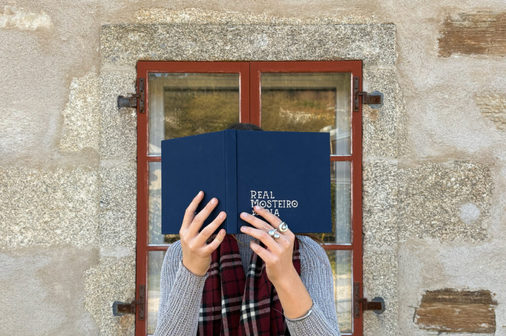 La editorial Serra da Groba lanza su tienda online: las historias del Real Mosteiro de Oia ahora viajan por el mundo